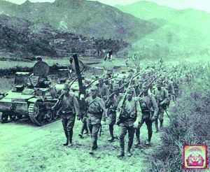 豫中会战发生于1944年4月至6月，是豫湘桂会战中的第1部份攻势。图为1944年4月攻势开始前不久，在武汉的日军步兵和坦克。