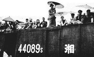1944年8月，日军攻陷湖南衡阳后，由湖南、广东分兵向广西进犯。1944年8月至9月，蒋介石严令第四战区在广西桂林、柳州等地进行防御抗敌。这次对日寇防御作战，史称桂柳会战，发生于1944年9月至11月。图为当时湘桂铁路上的火车挤满了逃亡的民众。
