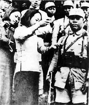 长衡会战又叫湖南会战，发生于1944年5月底至9月初，是豫湘桂会战中交战时间最长、国民政府军队抵抗最为顽强的一次战役。图为当时妇女替中国军队战士们缝补衣服。