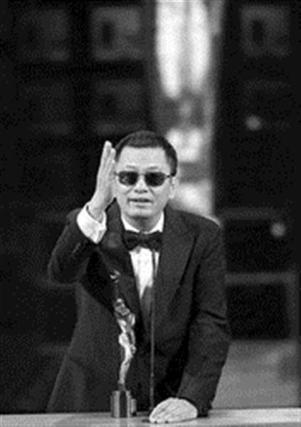 王家卫发表获奖感言。