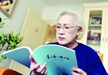 图片作者：戴焱淼  图片说明：秦怡每天都会研究剧本，“小修小补”一直不断。 本报记者 戴焱淼摄