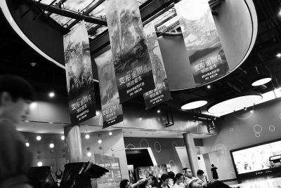     京城各大影院里，《变形金刚4》的海报铺天盖地，抢尽风头。本报记者 李继辉摄  