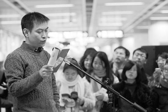 近来，大学生写诗、颂诗，成为一件时髦的事。图为2013年年末武汉洪山广场地铁站“公共空间诗歌朗诵会”现场。CFP供图