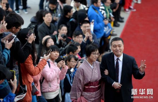     （3）11月2日，中国科幻文学研究学者吴岩（右）和日本科幻文学研究学者立原透耶在走星云奖红毯。      当日，第五届全球华语科幻星云奖在北京举行颁奖典礼，来自国内外的华语科幻作家在红毯上受到众多科幻迷的热烈追捧。由果壳网承办的本届星云奖共吸引2000多名世界各地的科幻作者、译者和爱好者参评，最终200多部（篇）科幻作品入选。新华网图片 李一博 摄