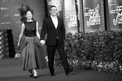     姜文、周韵夫妇走上《一步之遥》首映礼红毯。
