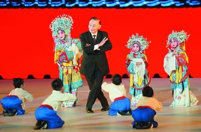 4月16日，京剧表演艺术家梅葆玖在北京国际电影节开幕式现场表演。 新华社记者 陈晔华摄 