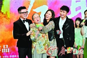 苏有朋、“容嬷嬷”李明启、林心如和古巨基(从左到右)
