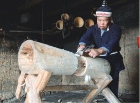 《黄泥鼓制作》记录广西金秀县瑶族打击乐器黄泥鼓的制作过程和当地人民的生活。