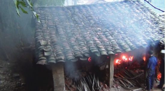《火龙窑》记录了广西靖西县用火龙窑烧造泥质陶器的过程，夹杂着对靖西壮族民间习俗的叙述。