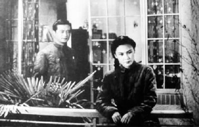 　　《八千里路云和月》剧照：陶金(左)、白杨分别饰演男女主角
