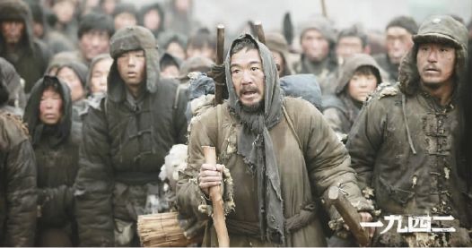 冯小刚导演、张国立主演的电影《一九四二》剧照 