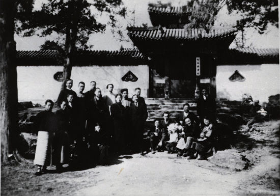 林语堂、郁达夫、徐志摩、周作人、胡适等20位作家教授在北海松坡图书馆合影