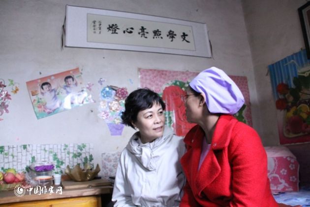 看望农民作家单小花 看望农民作家单小花