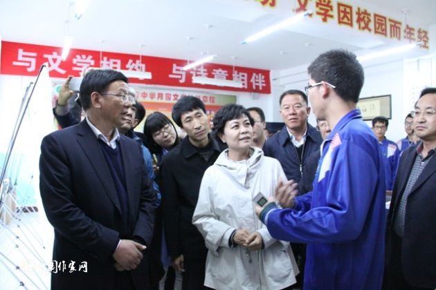 参观《月窗》文学社 参观《月窗》文学社