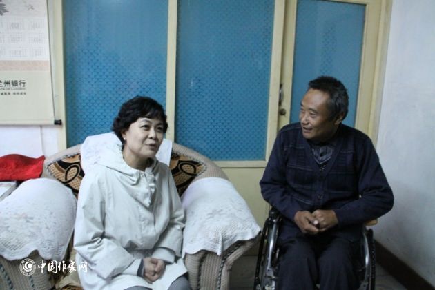 看望残疾作家王雪怡 看望残疾作家王雪怡