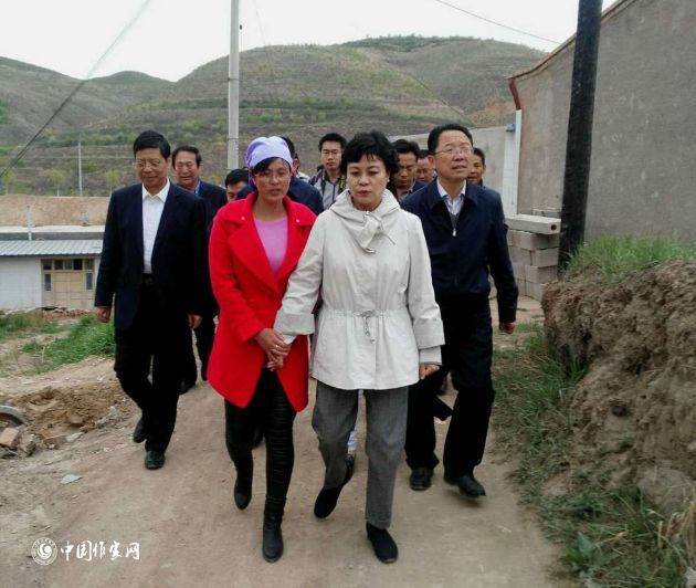 调研团来到单小花家.jpg 调研团来到单小花家.jpg