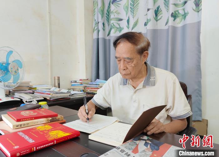 7月25日，91岁高龄的农秀琛仍在坚持写作。 农林 摄