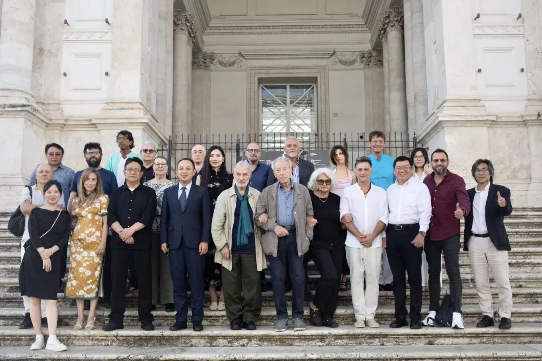 参加首场诗歌朗诵会的部分中意嘉宾、诗人等代表在博物馆门前合影