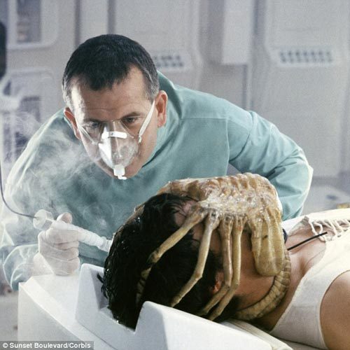 在电影《异形》中一种神秘外星生命紧紧地吸住死者的面部,而解剖者