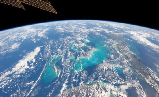 国际空间站宇航员太空生活照:俯瞰地球极光