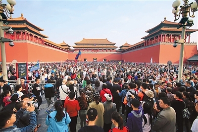 今年国庆黄金周,故宫博物馆第一天共接待游客8.1万,比去年同期增长了八分之一。