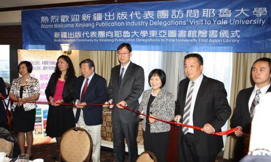 (摄影:李亚维)新疆新闻出版局局长古力先·吐拉洪(左)在耶鲁大学发表