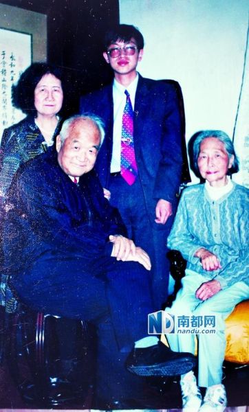 1994年4月,周立民与萧乾,文洁若夫妇(左一,左二,张兆和(右一)摄于