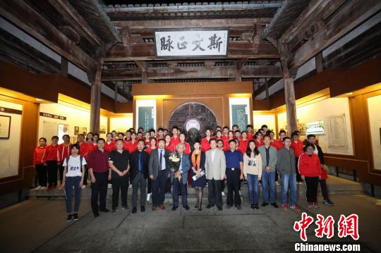 诗人阿多尼斯在休宁中学校史馆内合影留念. 樊成柱 摄