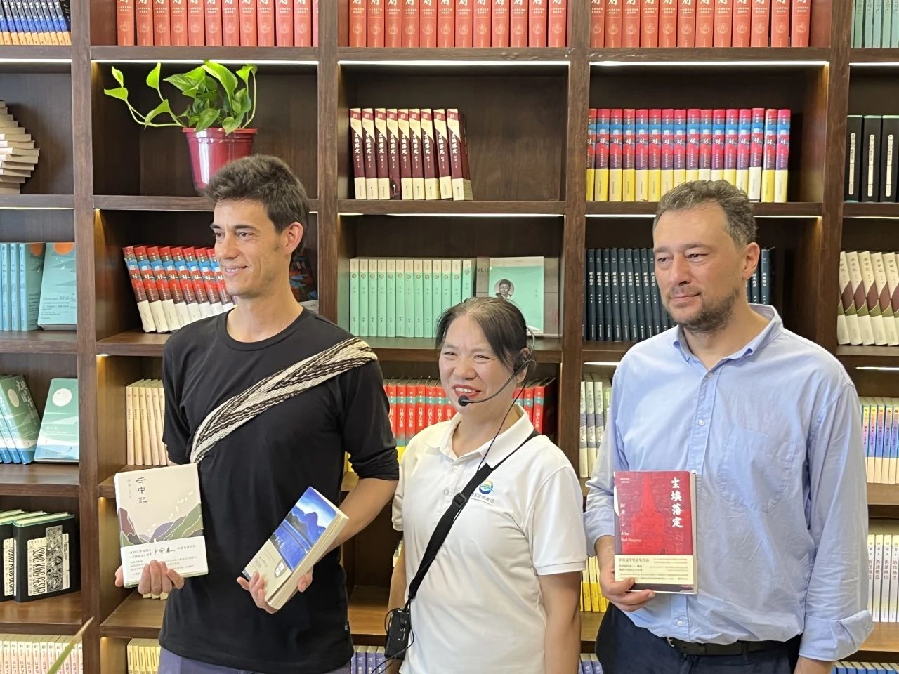 翻译过《尘埃落定》的吉来、翻译过《云中记》的罗一人与阿来清溪书屋的主理人合影