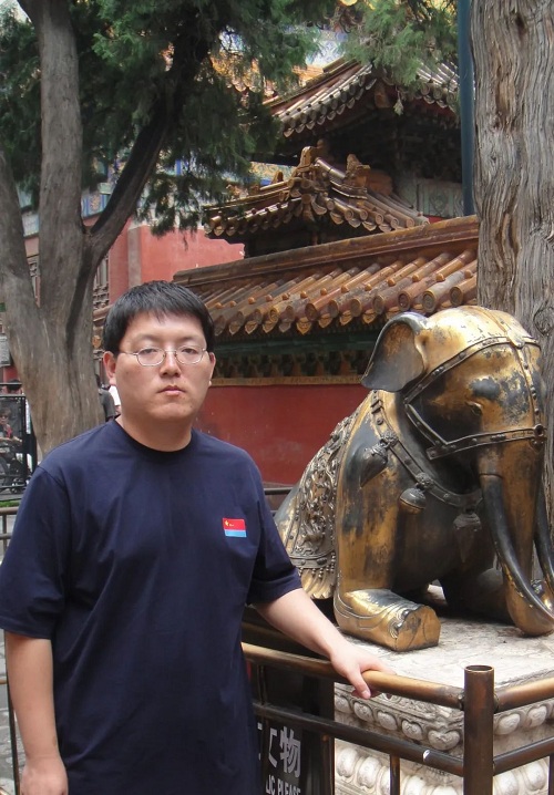 宋嵩,山东东营人,1985年生于济南。文学博士。现为《长篇小说选刊》杂志主编,副编审,中国小说学会常务理事。著有评论集《琅嬛流麦》。