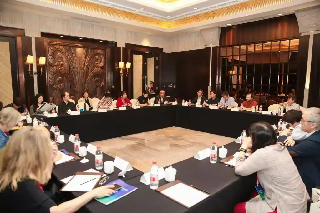 参加本次研讨会的汉学家和中国作家分组进行讨论。（中国作协供图）