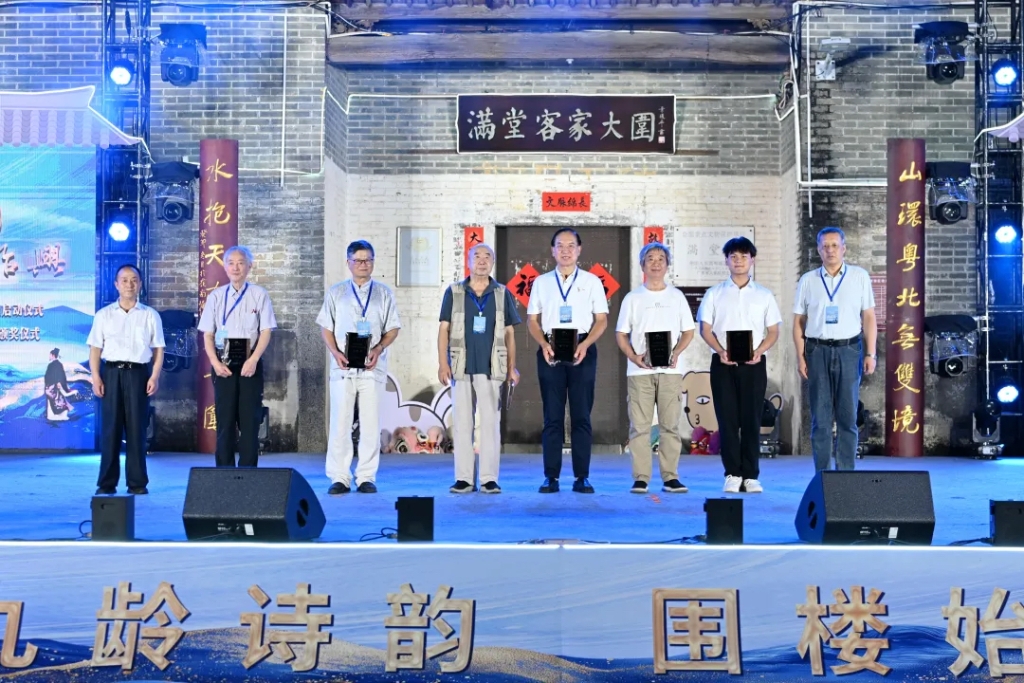 中国书籍出版社原副总编辑、北京诗词学会副会长赵安民,《中华诗词》编辑部主任卢冷夫为佳作奖获得者颁奖