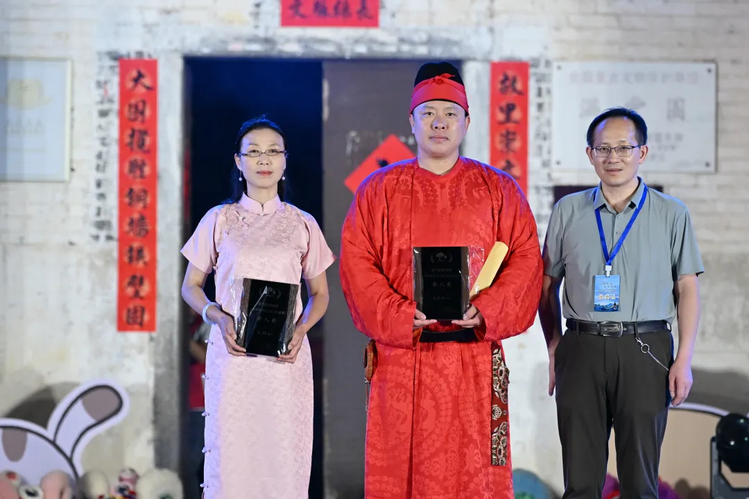 《中华辞赋》副总编辑江岚为新人奖获得者颁奖