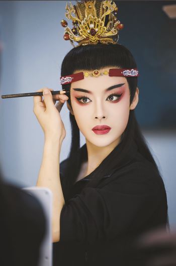 陈丽君首部原创大戏《我的大观园》后台照。