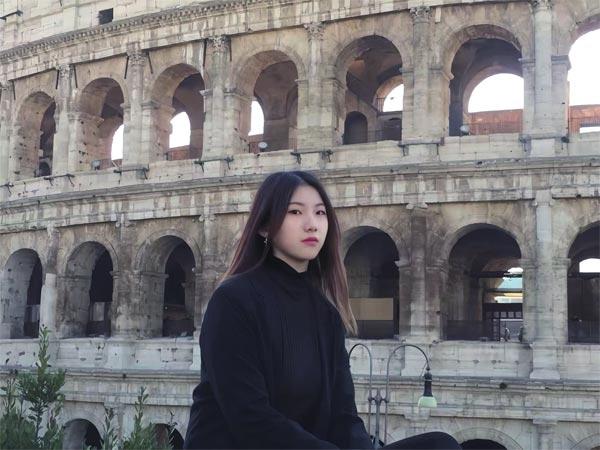 眉师娘,本名张眉,95后网络文学作家。代表作品《奔腾年代——向南向北》获第五届现实题材网络文学征文大赛特等奖,《云去山如画》获第九届现实题材网络文学征文大赛特别奖。