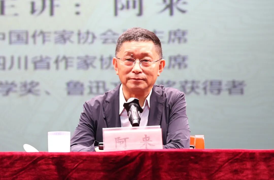 阿来为当地作者、读者带来一场题为《苏东坡与黄庭坚:两位文化巨人对中国文化的影响》的讲座