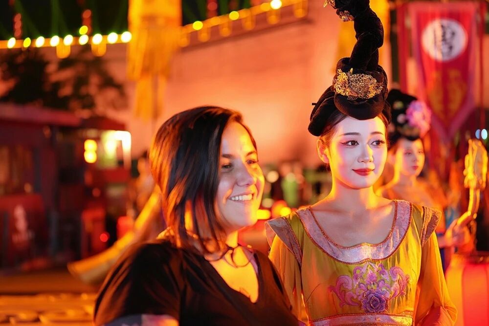 永宁门欢迎仪式后,玻利维亚诗人杰西卡·弗罗伊登塔尔与一位“唐代仕女”合影