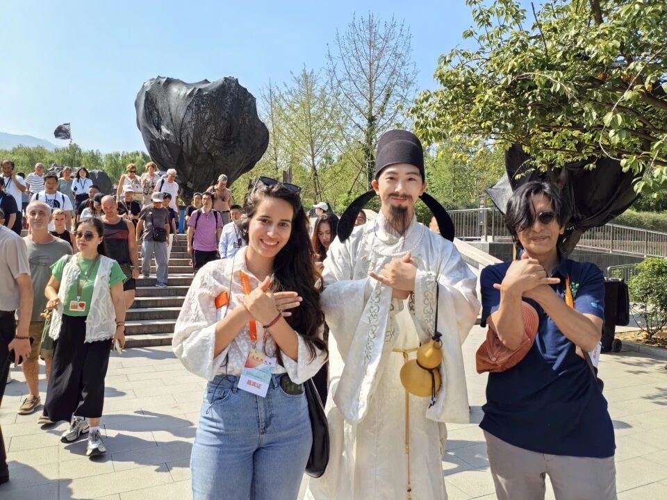 古巴诗人吉赛尔·露西亚·纳瓦罗与厄瓜多尔诗人阿古斯廷·瓜姆博,向“李白”学习叉手礼