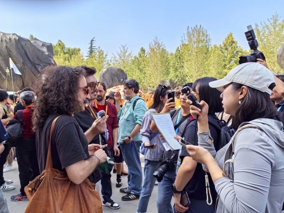 阿根廷诗人巴勃罗·卡查季安、马克西米利亚诺·莱尼亚尼接受记者采访