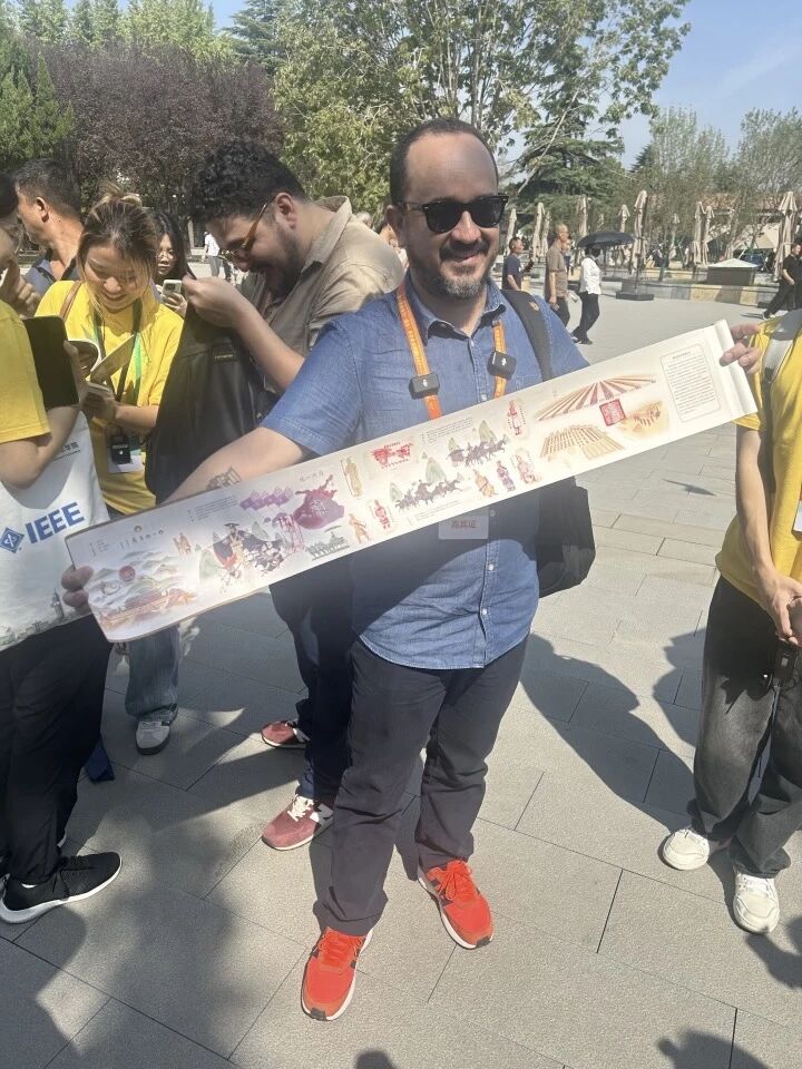 巴西诗人梅洛展示自己购买的文创