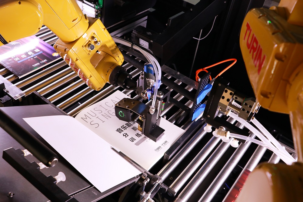 六轴工业机器人精细配合，完成图书各项加工作业。 广东省立中山图书馆供图