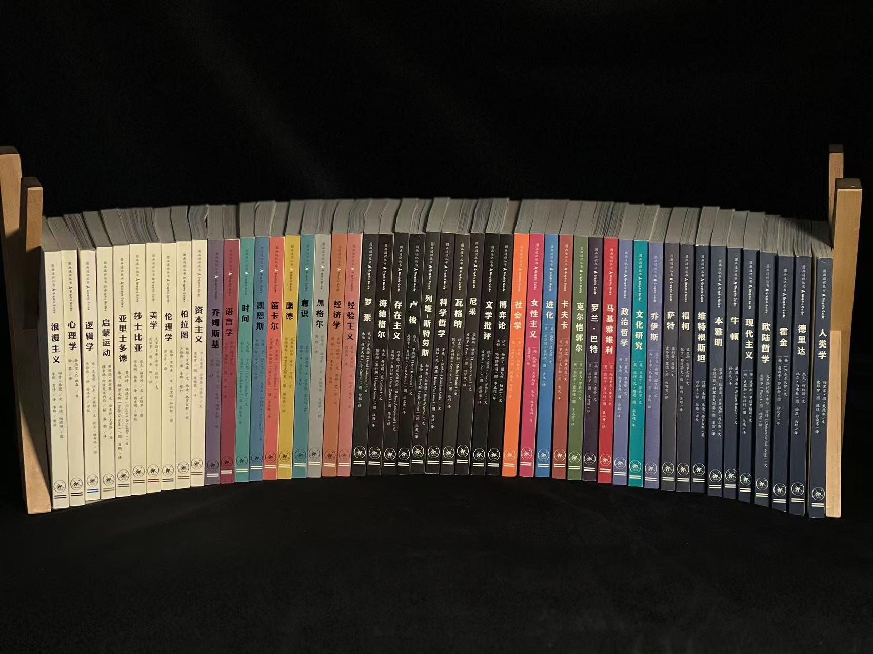 从一个个书稿案卷到一本本书,需要若干名编辑花费几年、十年甚至几十年的时间。受访者供图