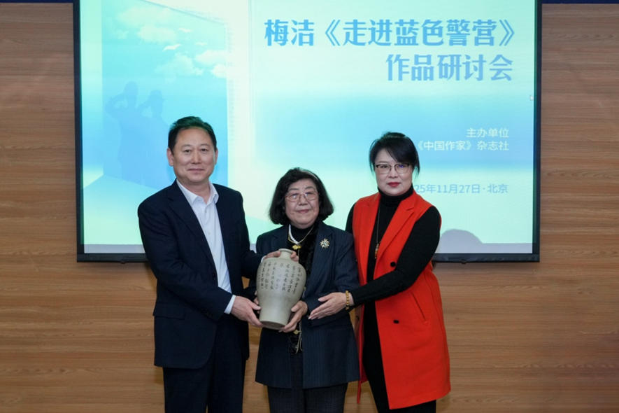 河北省公安厅副厅长,石家庄市副市长、公安局局长梁昆同志和晏钧工作室代表席宁共同向梅洁老师赠送“梅瓶”。