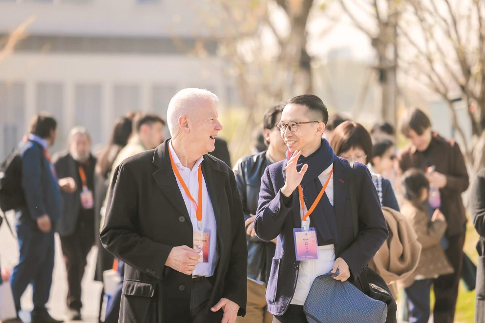 中外诗人在活动现场对话交流。(受访方供图)