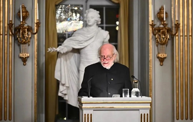 2025诺奖得主拉斯洛获奖演讲：“人类——这惊人的生物——你是谁？”