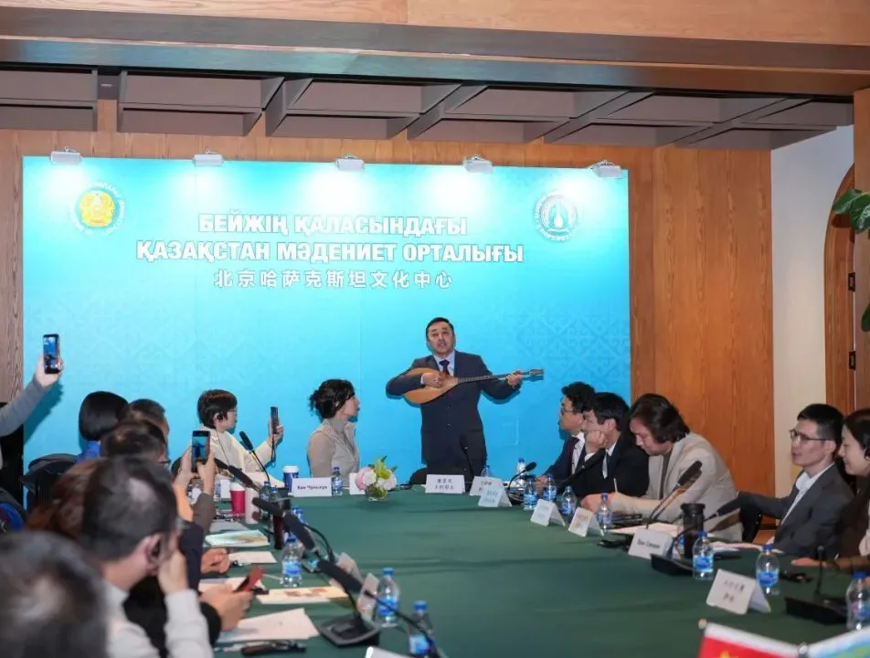 研讨会现场,哈萨克斯坦作家表演民族乐器