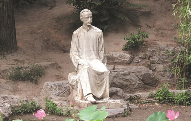 长向文坛瞻背影——朱自清的人格与风格