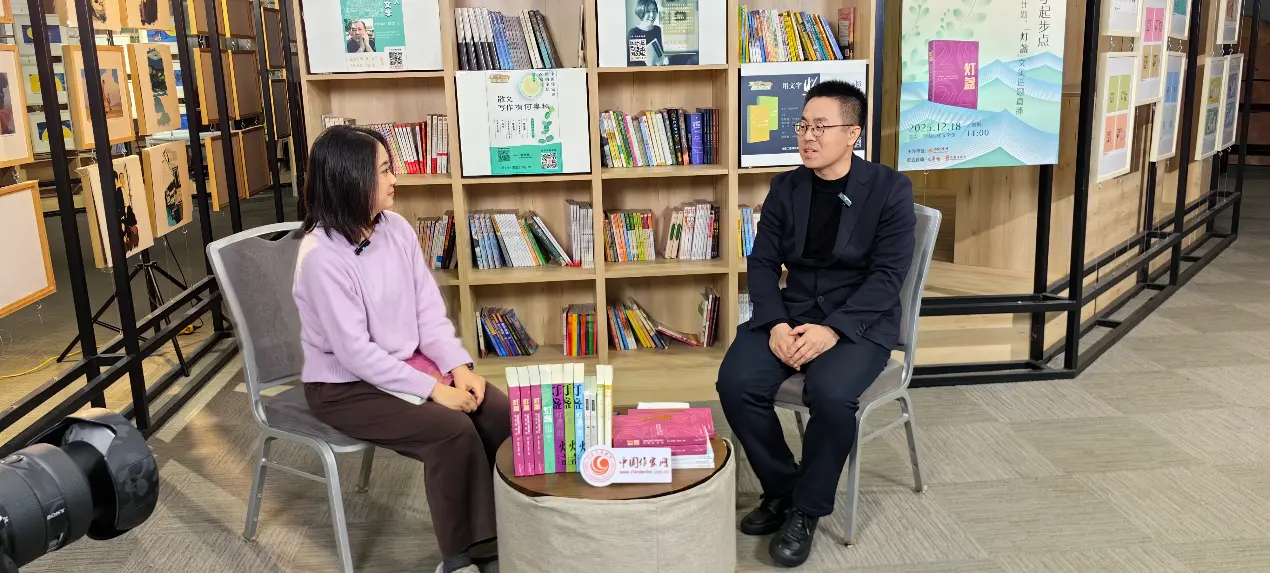 李啸洋(右)谈《灯盏》