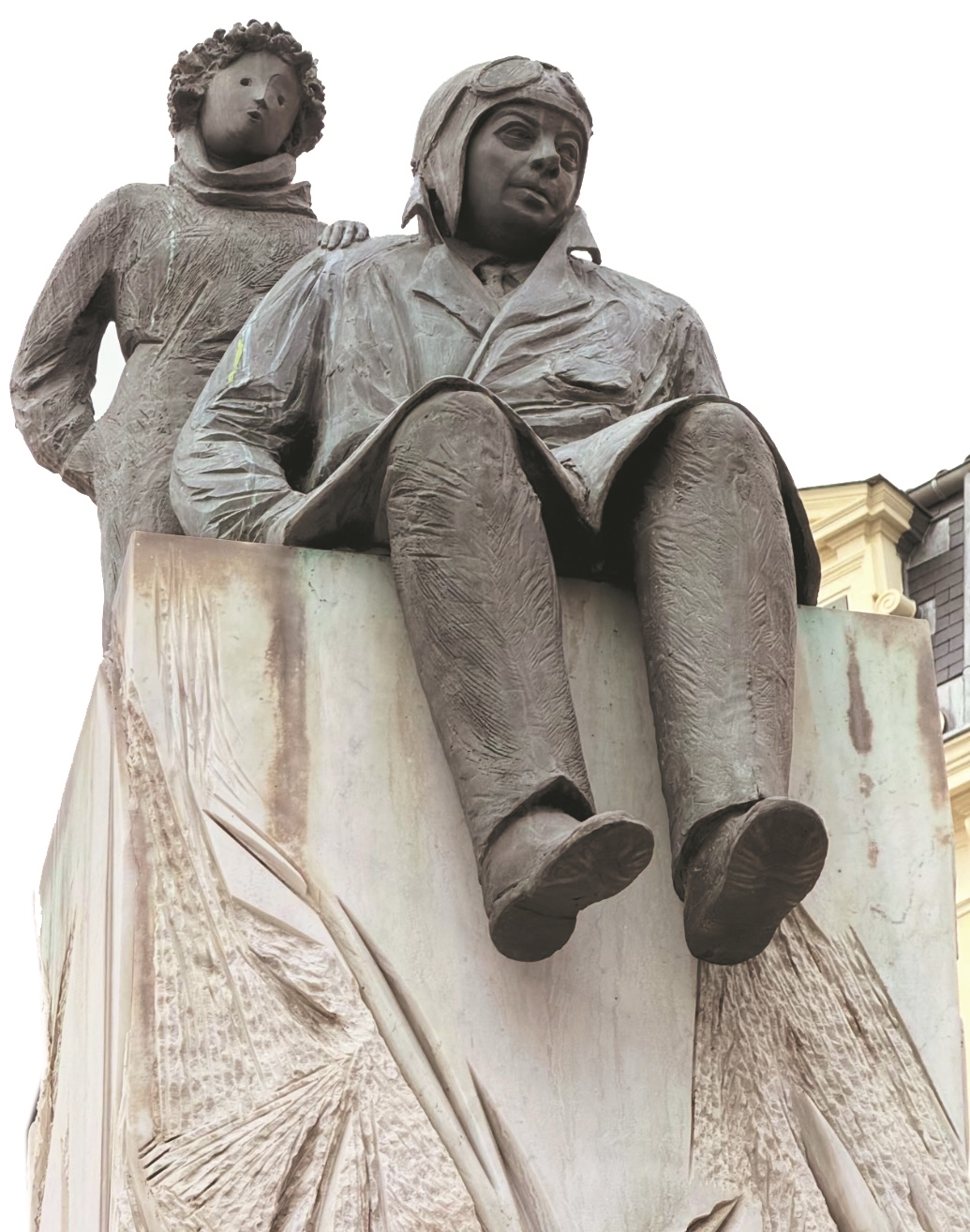 作家安托万·德·圣-埃克苏佩里的雕像 他于1900年生于里昂，为了纪念他，里昂市中心白莱果广场的西南角矗立着一座他与小王子的雕像，他出生的街道也以他的名字命名