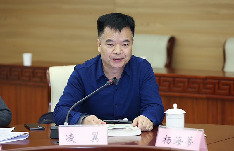 长篇报告文学《大江长卷》作者凌翼在会上致答谢辞